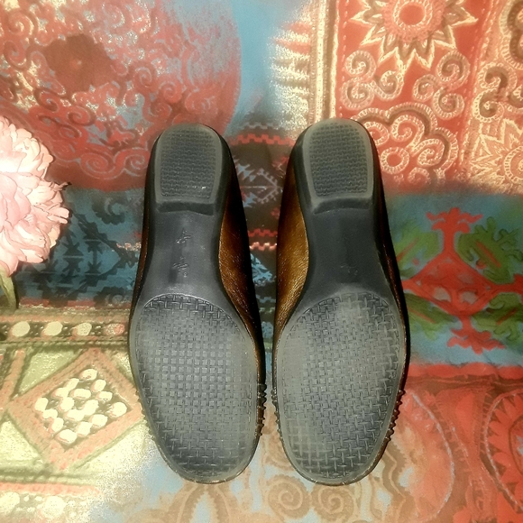 NWOT Gold Soft Style Flats - Picture 6 of 7